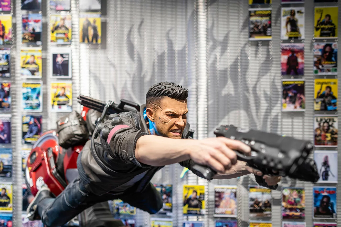 Figurka postaci z gry "Cyberpunk 2077" widoczna w Warszawskiej siedzibie CD Project.