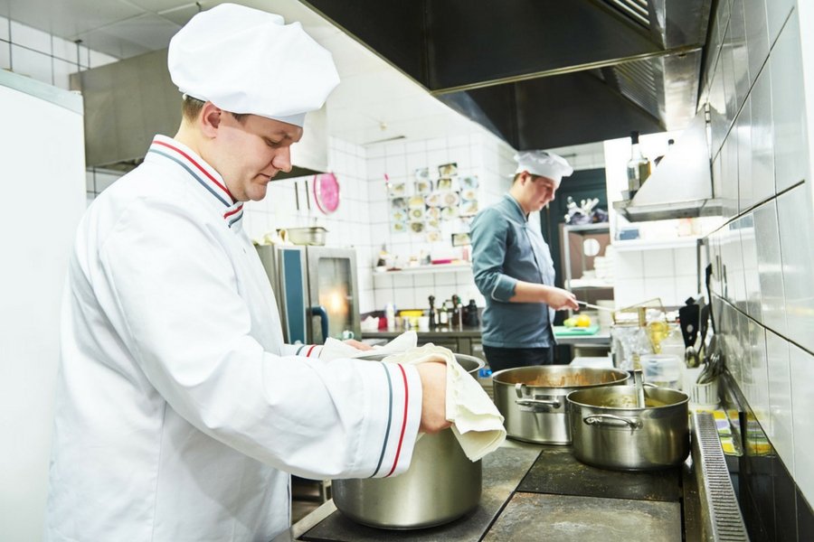 Inspekcja Handlowa znalazła nieprawidłowości w 70 proc. skontrolowanych firm cateringowych.