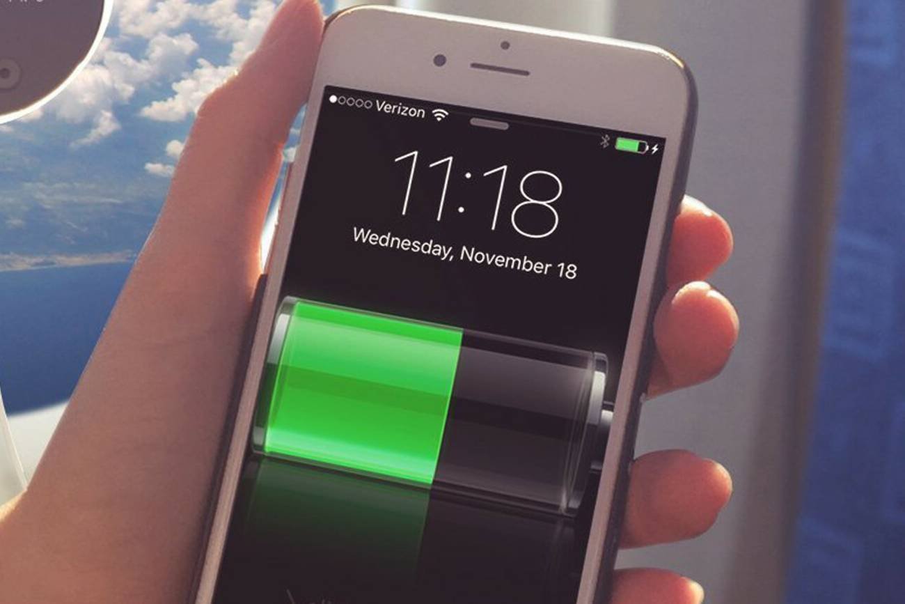 Ładowanie iPhone w samolocie.