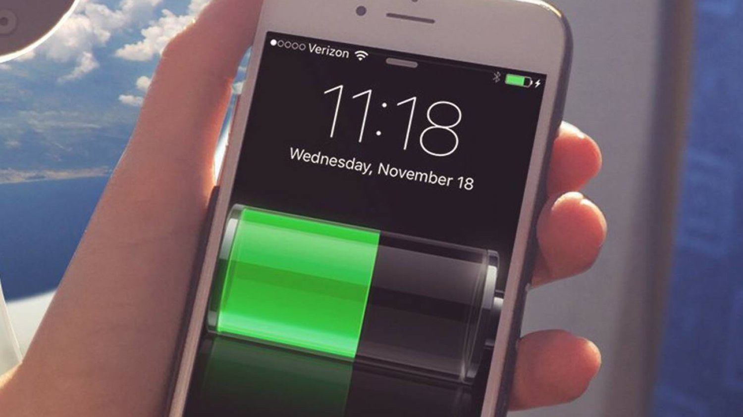 Ładowanie iPhone w samolocie.