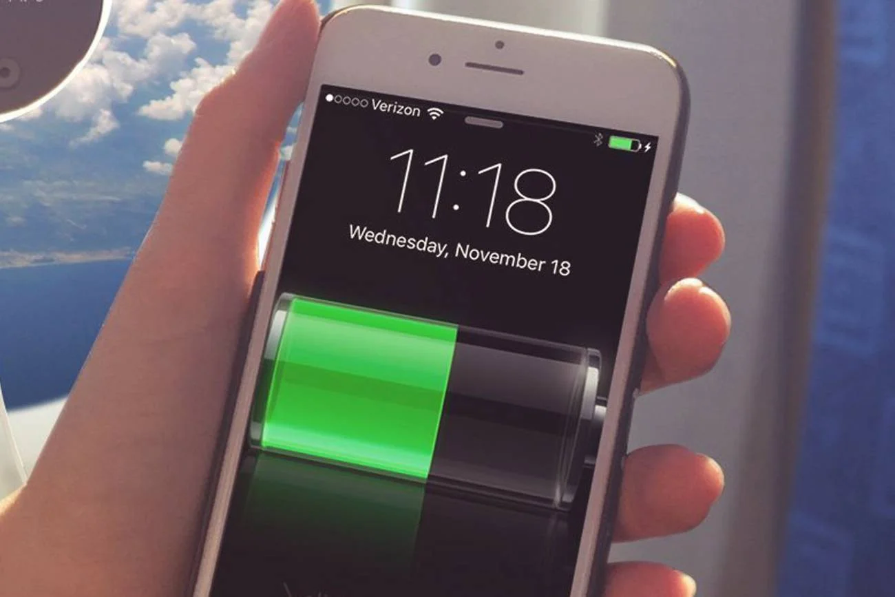 Ładowanie iPhone w samolocie.