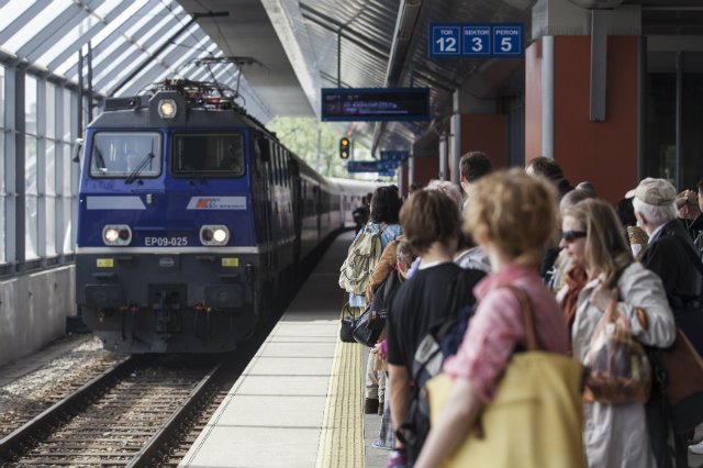 PKP kończy ze sprzedawaniem biletów na zatoczone pociągi