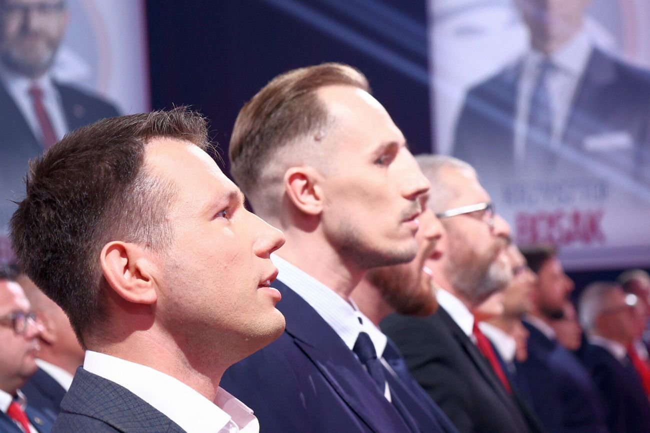 Piwo po piwie, największa skrajnie prawicowa partia w Polsce pnie się w sondażach - pisze "The Economist"