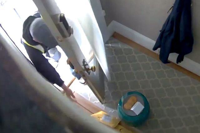 Dostawcy Amazon korzystający z otwartych drzwi okazali się godnymi zaufania i pochwały, szybko zostawiali paczki i wycofywali się.