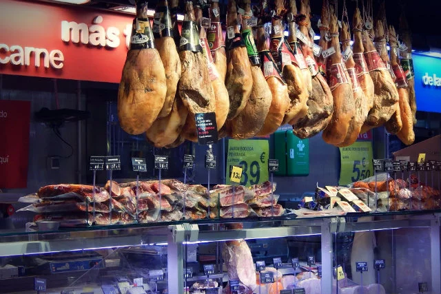 Producentom zdarzało się "zapominać" o niektórych składnikach, zawyżać zawartość "mięsa w mięsie", a z drugiej strony - niedoszacowywać zawartości wody