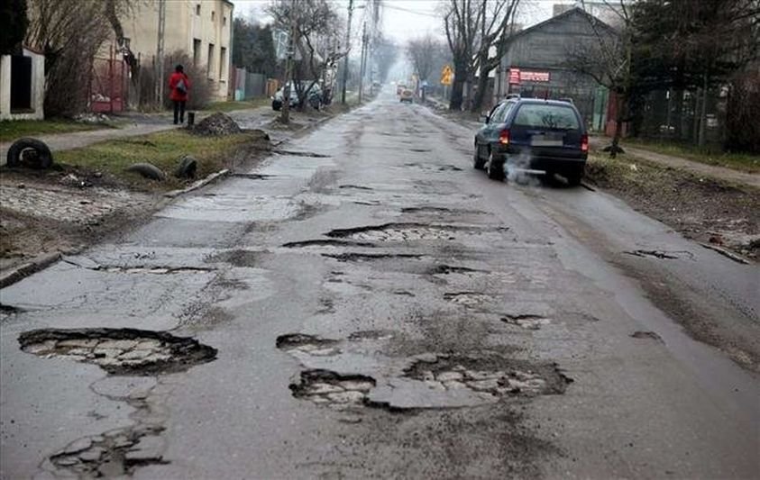 Dziury pojawiają się głównie po zimie. Czy możemy coś z nimi w końcu zrobić?