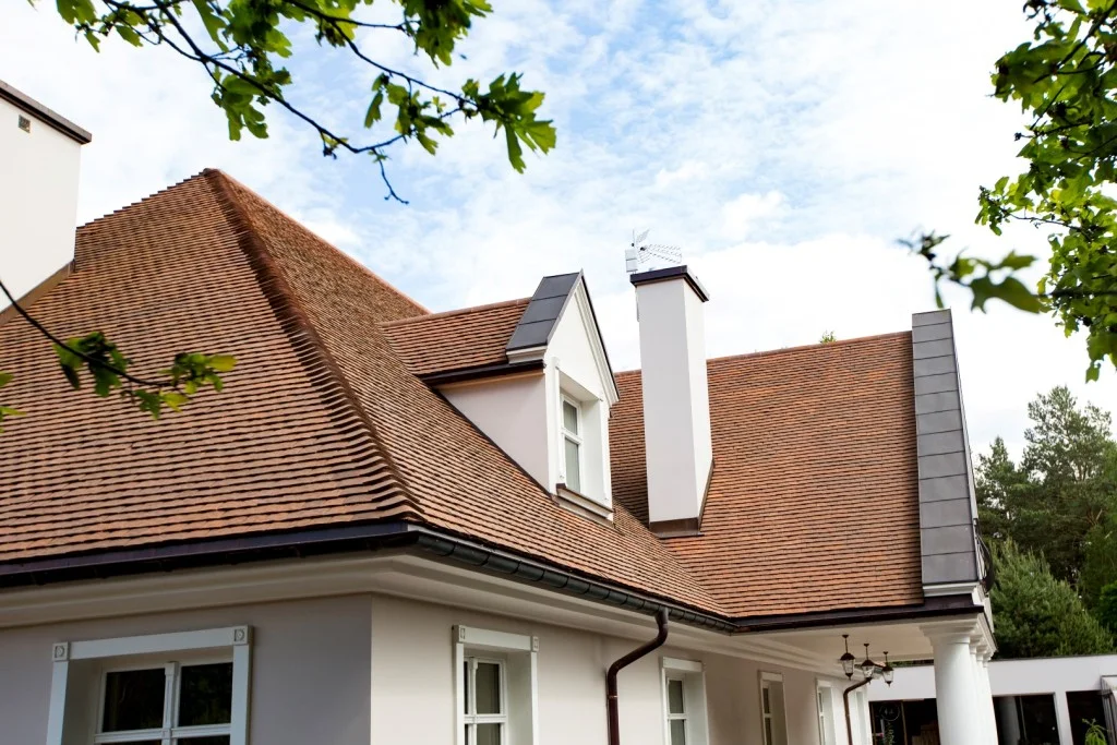 Dom w stylu polskiego dworkowym, z ceramiką dachową Heritage