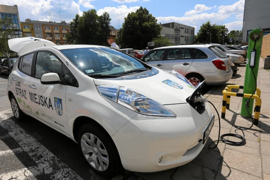 Auta elektryczne mają słaby punkt: potrzebne są do nich baterie, a używany w ich produkcji lit to pierwiastek o ograniczonych zasobach.