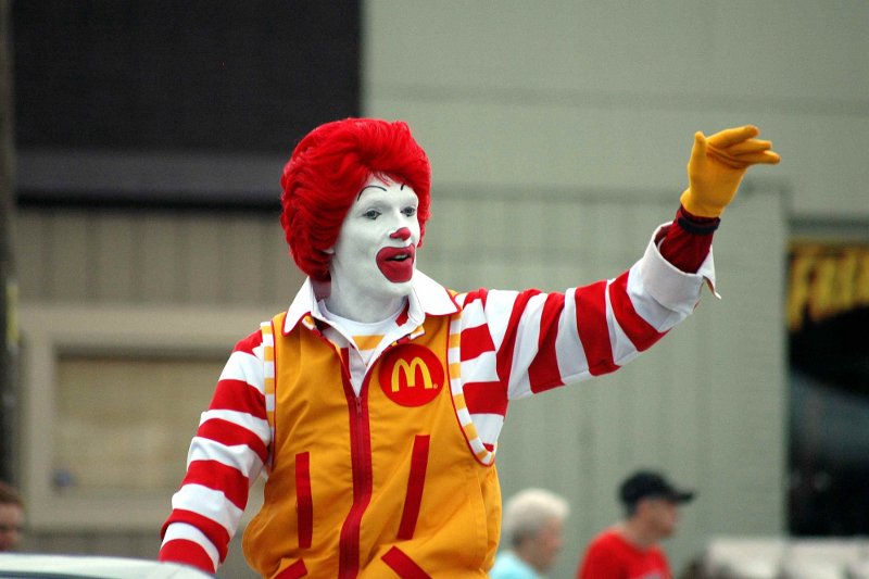 Klaun Ronald McDonald jest maskotką restauracji McDonald's od 1963 roku. Amerykańska sieć eksperymentuje jednak ze swoim wizerunkiem i w jednym z otworzonych lokali zrezygnowała ze stylistyki kojarzonej z tą postacią