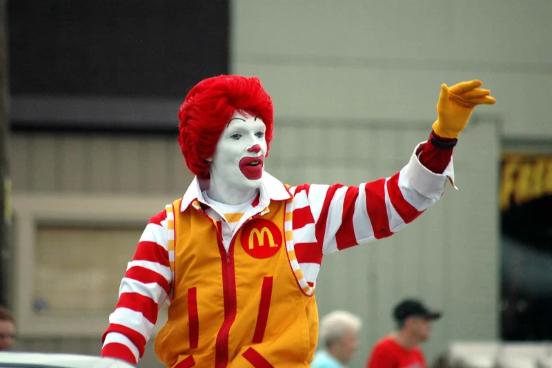 Klaun Ronald McDonald jest maskotką restauracji McDonald's od 1963 roku. Amerykańska sieć eksperymentuje jednak ze swoim wizerunkiem i w jednym z otworzonych lokali zrezygnowała ze stylistyki kojarzonej z tą postacią