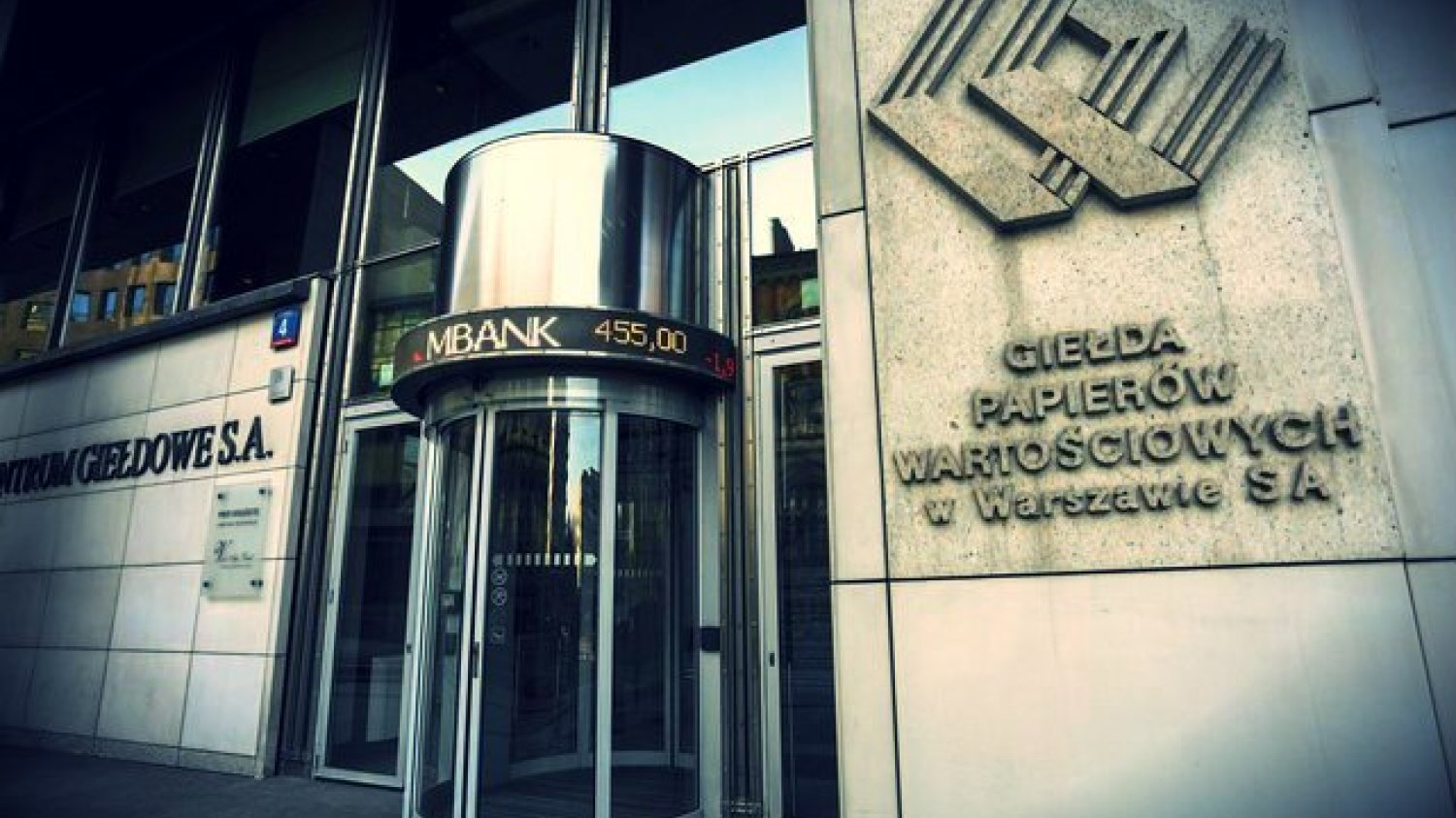 Jeszcze rok temu giełdowy indeks WIG-banki dochodził do 8000 punktów. Dziś nie notuje nawet połowy wartości z kwietnia 2019.