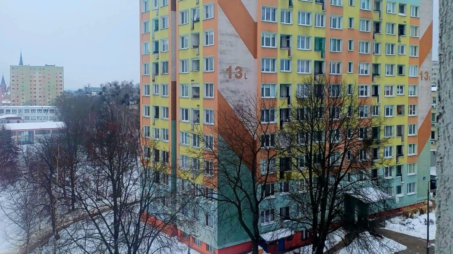 Wieżowiec z wielkiej płyty charakterystyczny dla polskiego budownictwa lat 70.