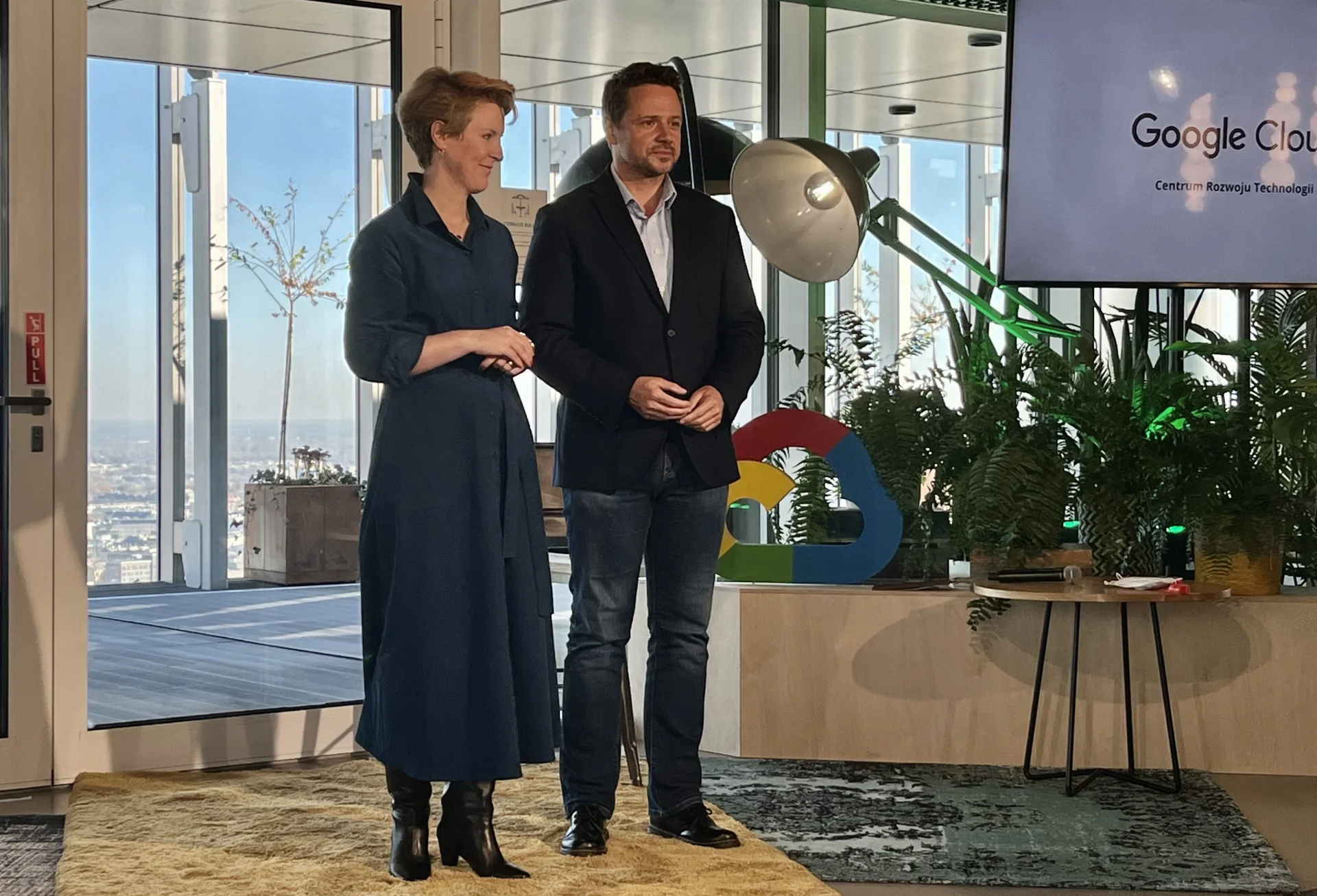 Szefowa Google Polska Magdalena Kotlarczyk i prezydent m.st. Warszawy Rafał Trzaskowski