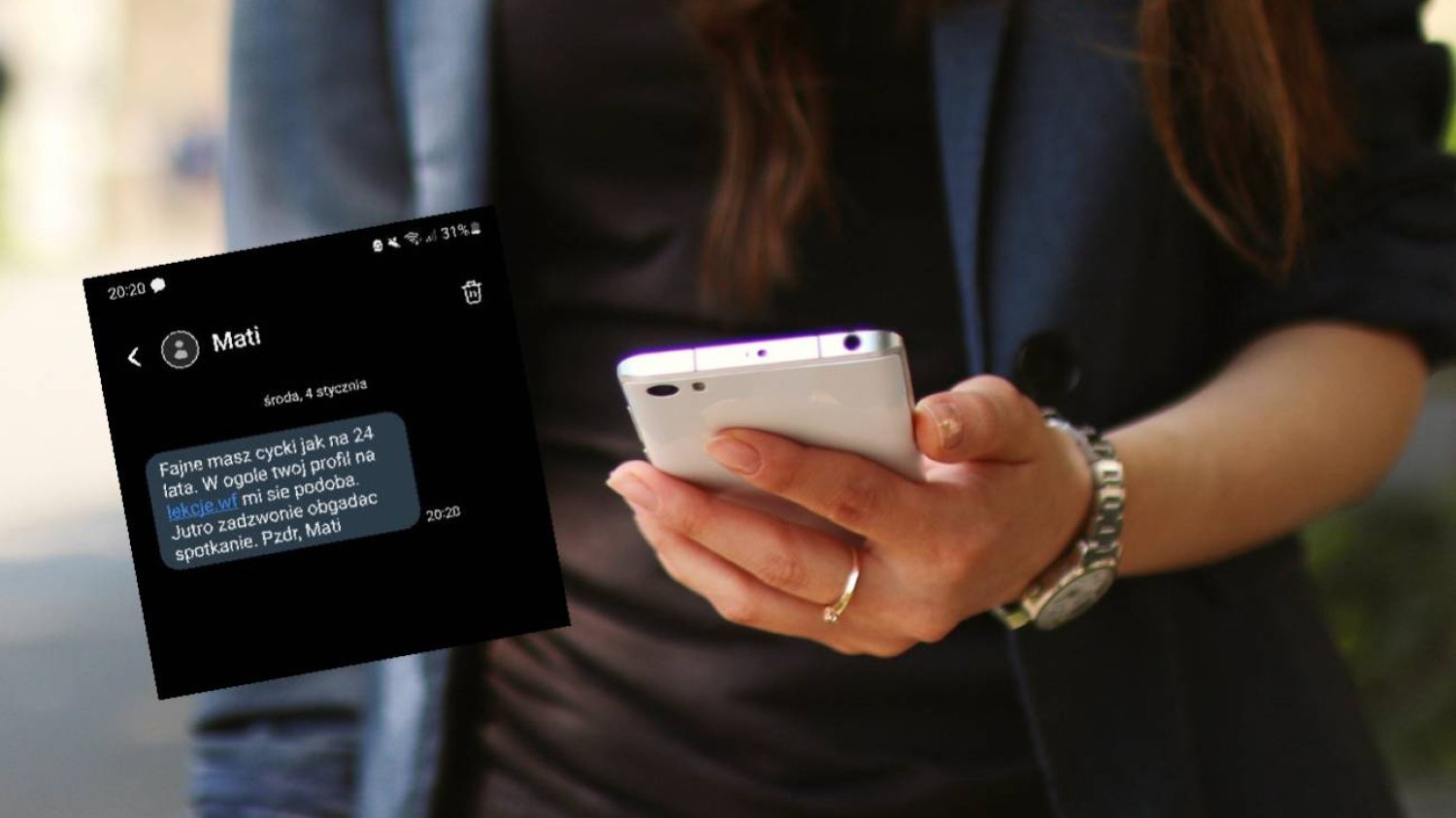 Kobieta trzyma smartfon
