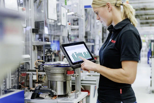 Dane, które przesyłają maszyny, są dostępne z poziomu tabletów i smartfonów.