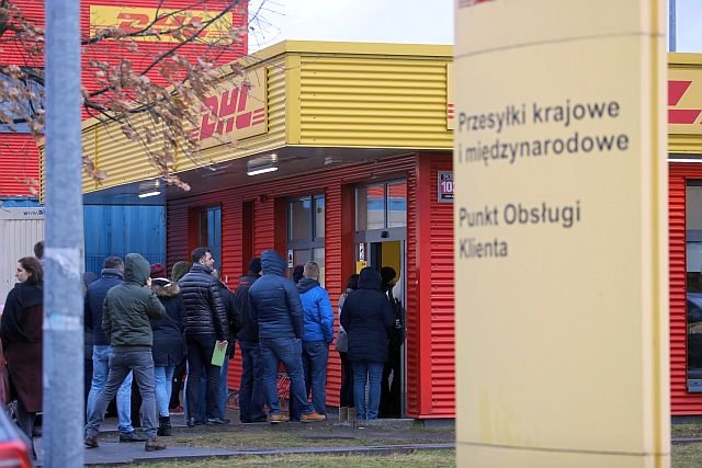 Takie kolejki tworzyły się przed placówką DHL w Łodzi przed świętami. Obecnie sytuacja wygląda podobnie