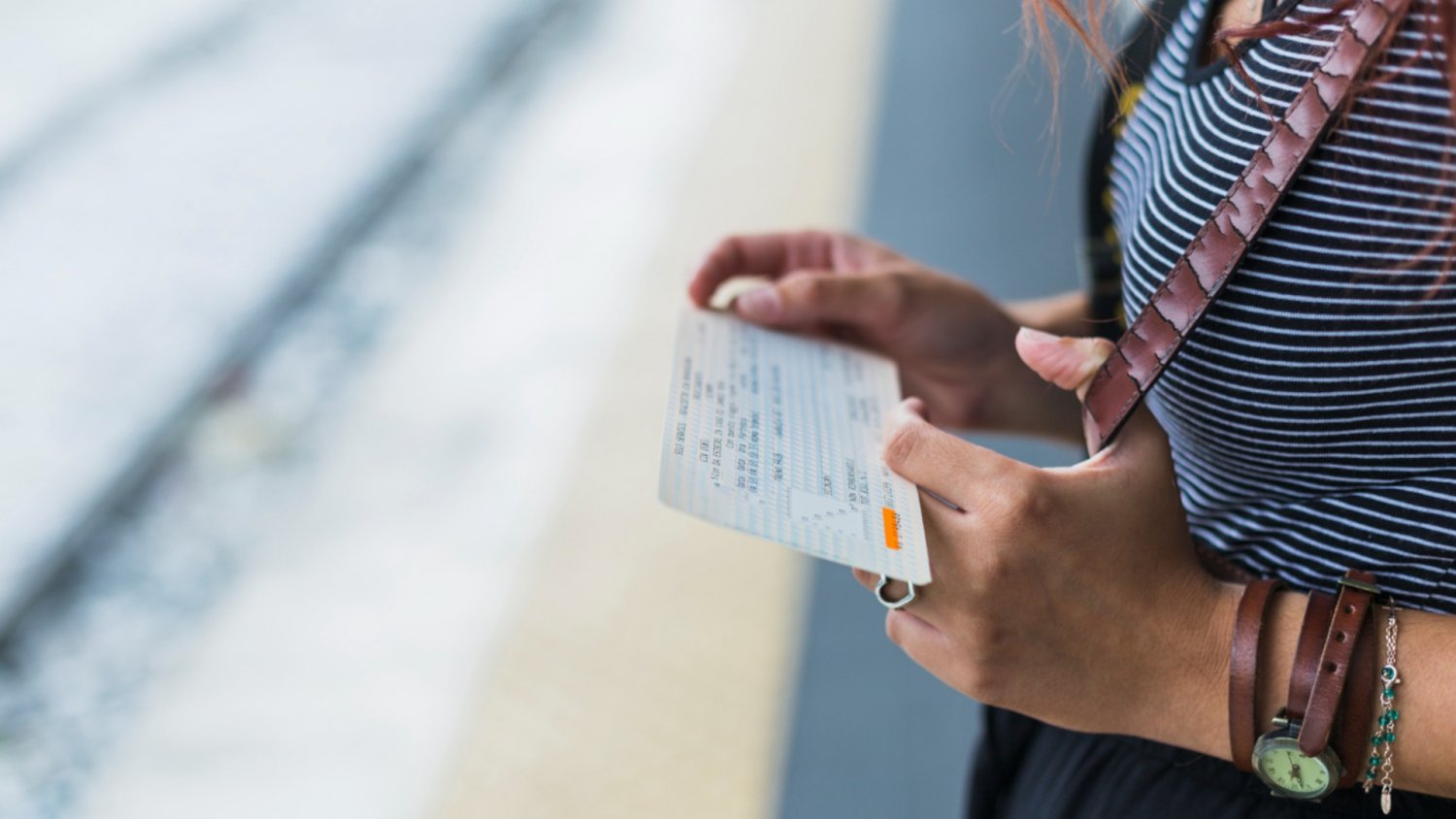 Zniżki ustawowe i handlowe na kolei – komu przysługują i jak z nich sprytnie korzystać?