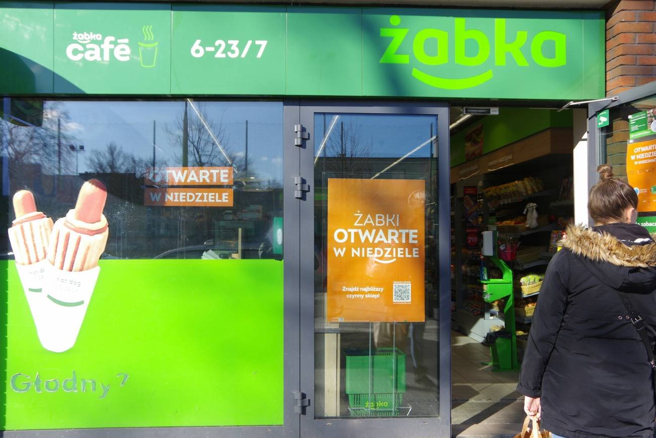 Klientka przed sklepem Żabka