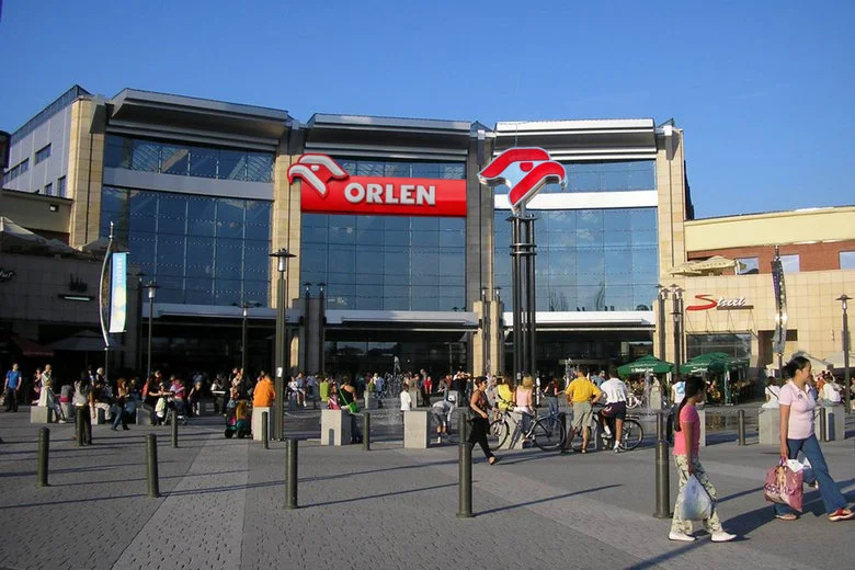 Orlen przygotował się na zakaz handlu w niedziele, budując stację benzynową mieszczącą centrum handlowe. Fot. Wikimedia Commons