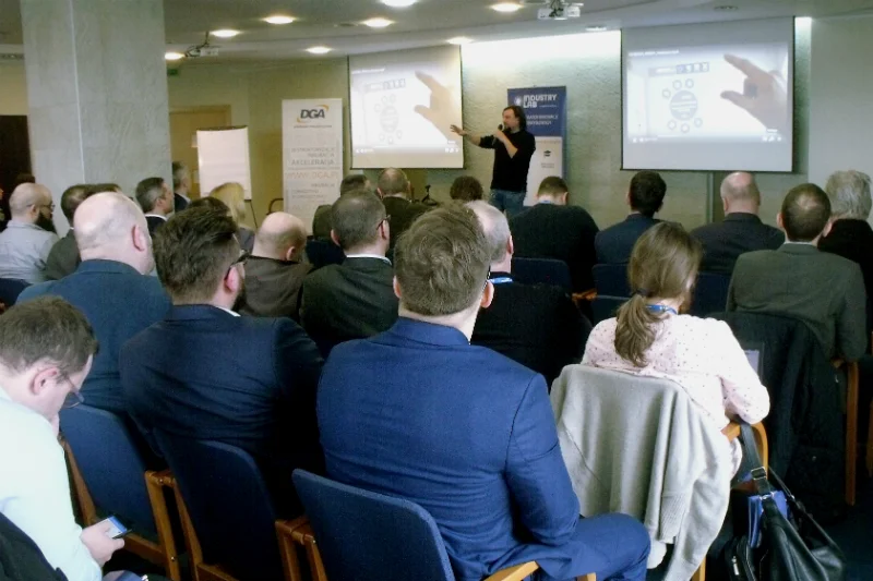 Prezentacja na konferencji Demo Day Industry Lab 2018 start-upu Apzumi, twórcy platformy narzędzi usprawniających procesy przemysłowe przy wykorzystaniu technologii rozszerzonej rzeczywistości, sztucznej inteligencji oraz urządzeń IoT