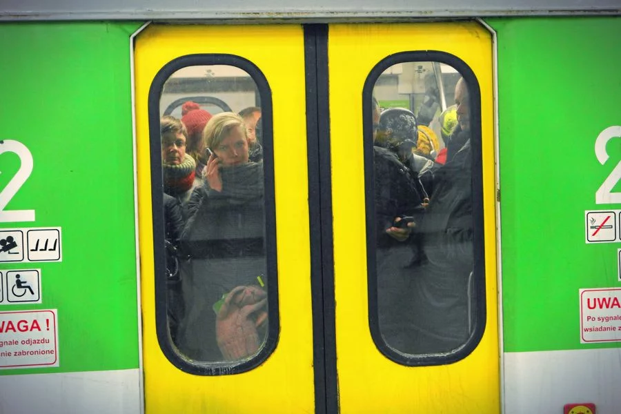 Overbooking w stylu PKP: pociąg objęty całkowitą rezerwacją miejsc i tłum pasażerów na korytarzach.