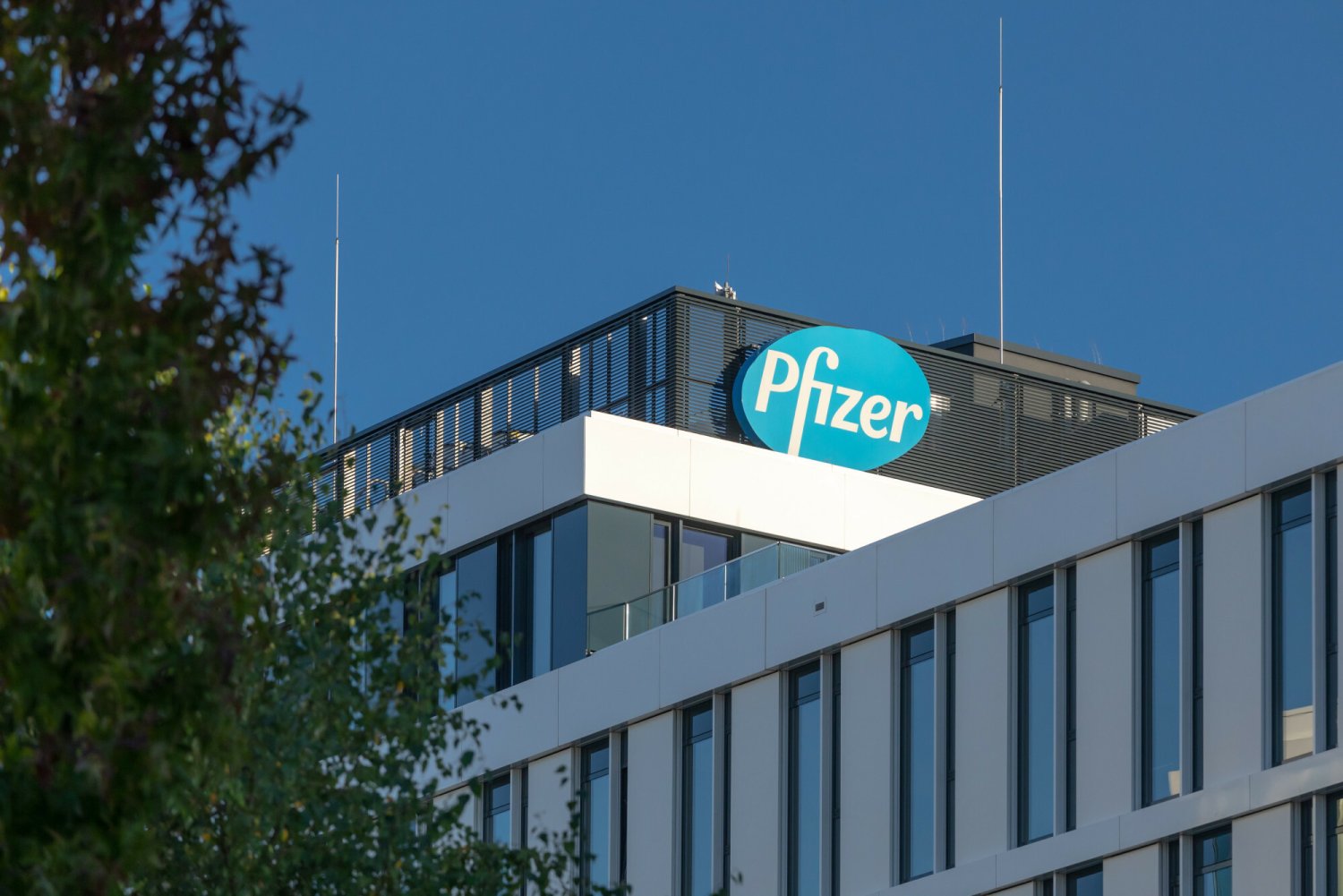 Pfizer pozywa Polskę