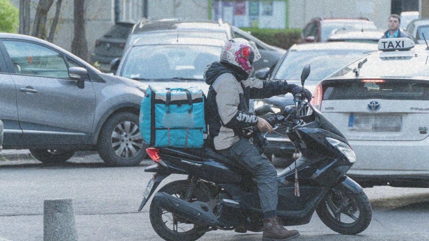 Pracownik na dostawach.