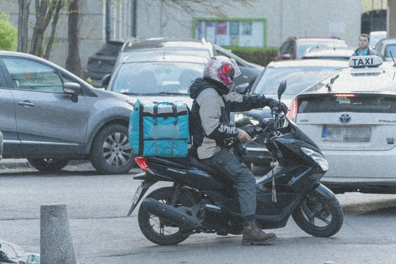 Pracownik na dostawach.