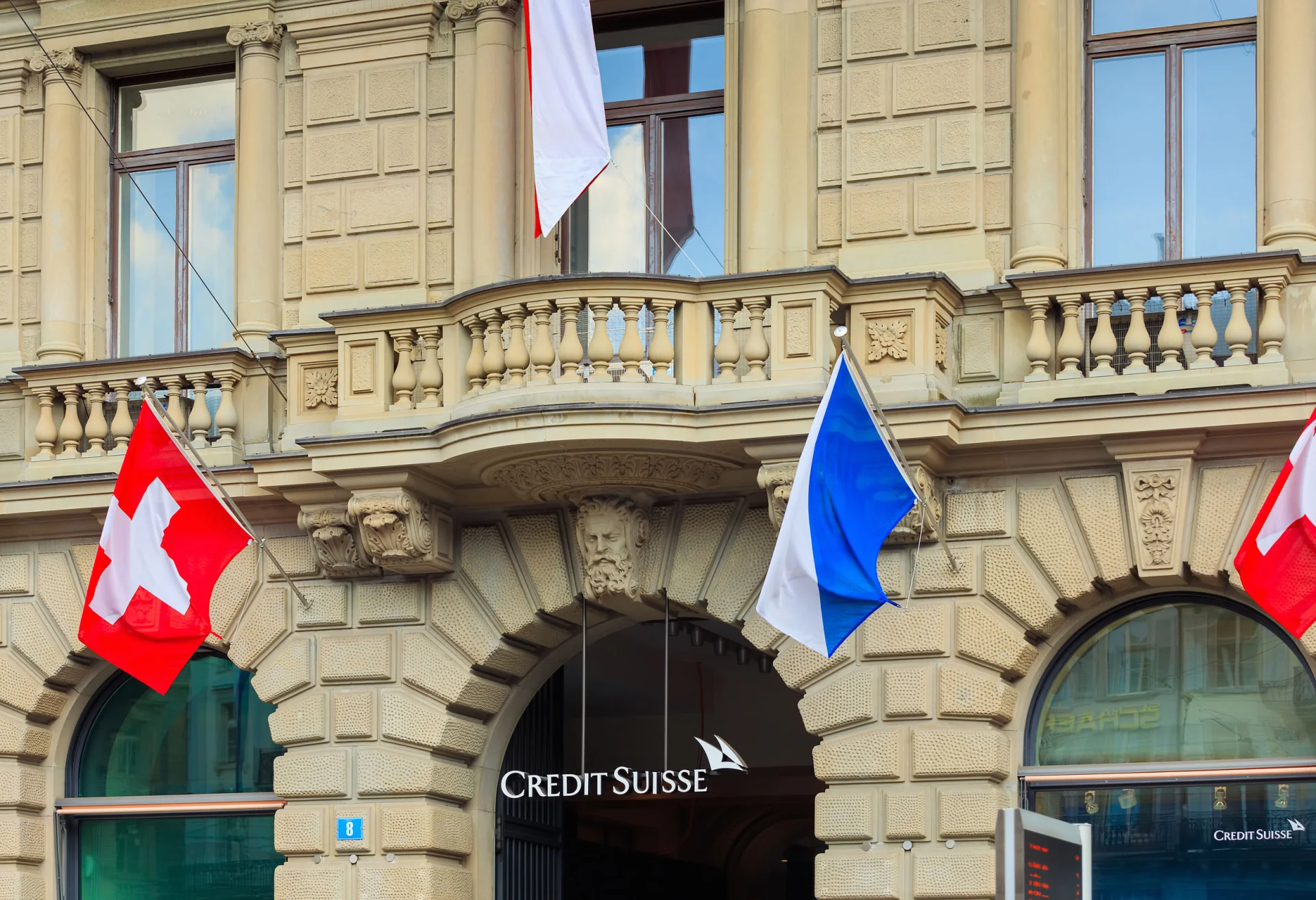 Z powodu ujemnych stóp procentowych w Szwajcarii, tamtejsze banki wprowadzają opłaty za prowadzenie konta dla najbogatszych klientów.