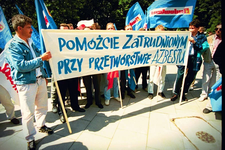 Dwadzieścia lat temu sprawa była paląca, dziś mało kto o niej pamięta. Tylko azbestu nie ubyło.
