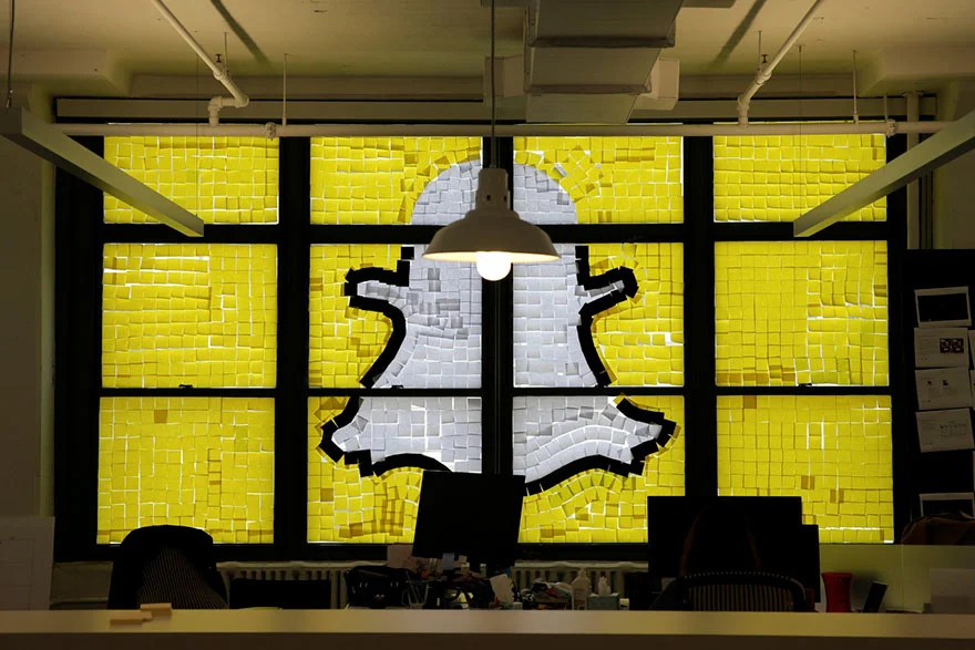 Logotyp Snapchata z post-itów