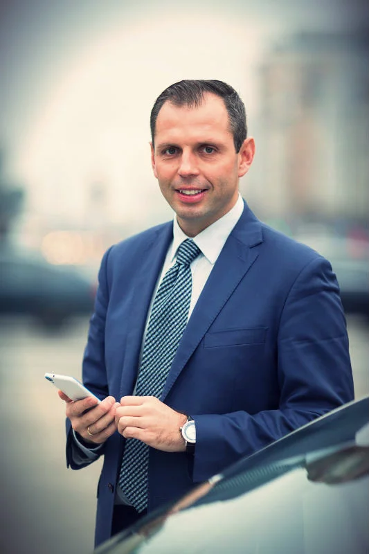 Marcin Brysiak pracował wcześniej jako handlowiec. Wykłada marketing internetowy na Akademii Górniczo-Hutniczej.
