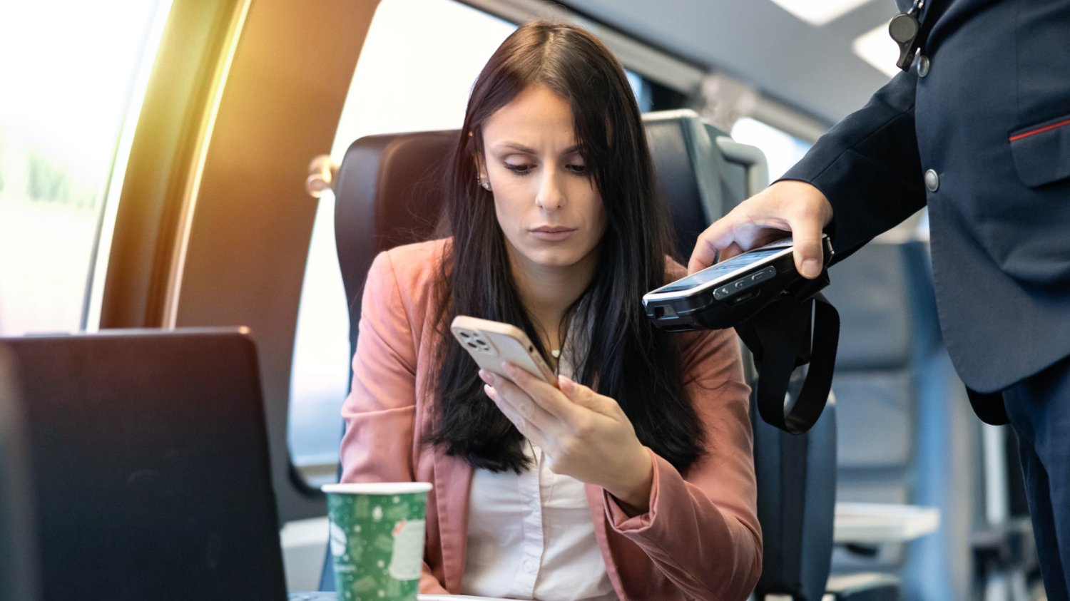 PKP testuje odprawy jak na lotnisku. Żegnamy rytuał machania biletami Kobieta pokazuje bilet w telefonie konduktorowi.