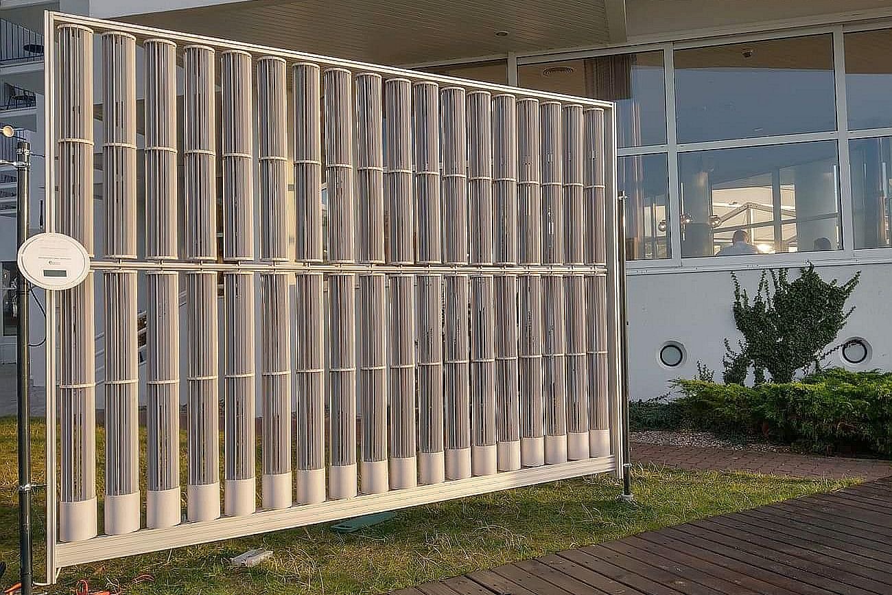 Panel wiatrowy - płot produkujący energię czy elektrownia wiatrowa chroniąca posiadłość?