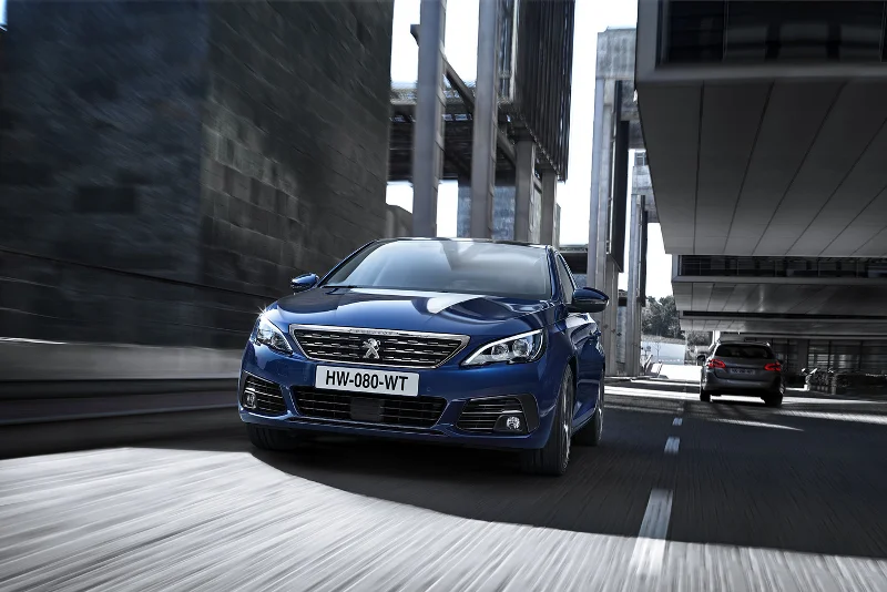 Nowa wersja Peugeot 308 wyróżnia się nie tylko technologią i-Cockpit, ale też redukującym zużycie paliwa nowoczesnym silnikiem 2.0 BlueHDi 180 S&S  z automatyczną skrzynią biegów EAT8