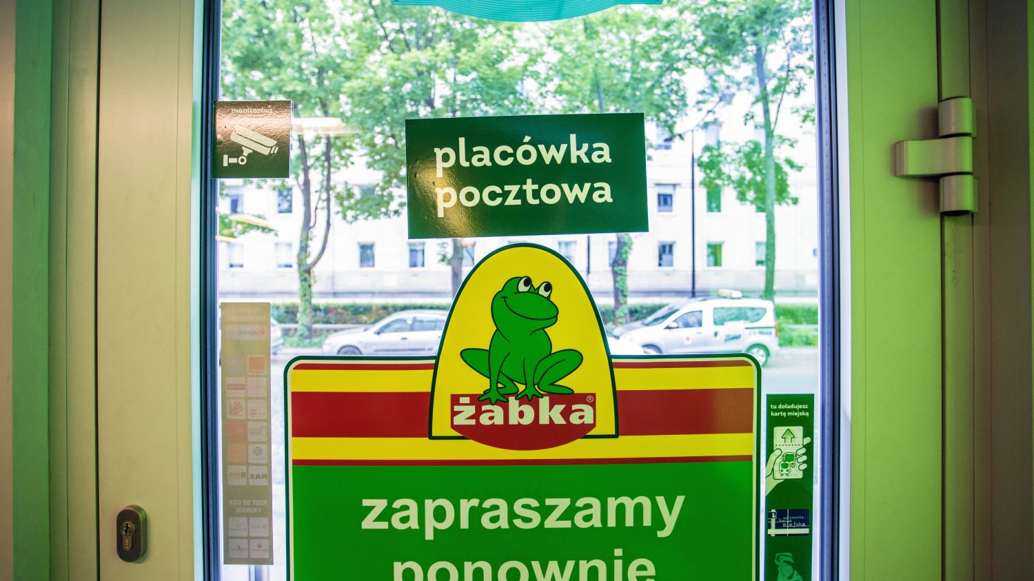 Jak twierdzi poseł Lewicy, setki ajentów Żabki kończy z długami.