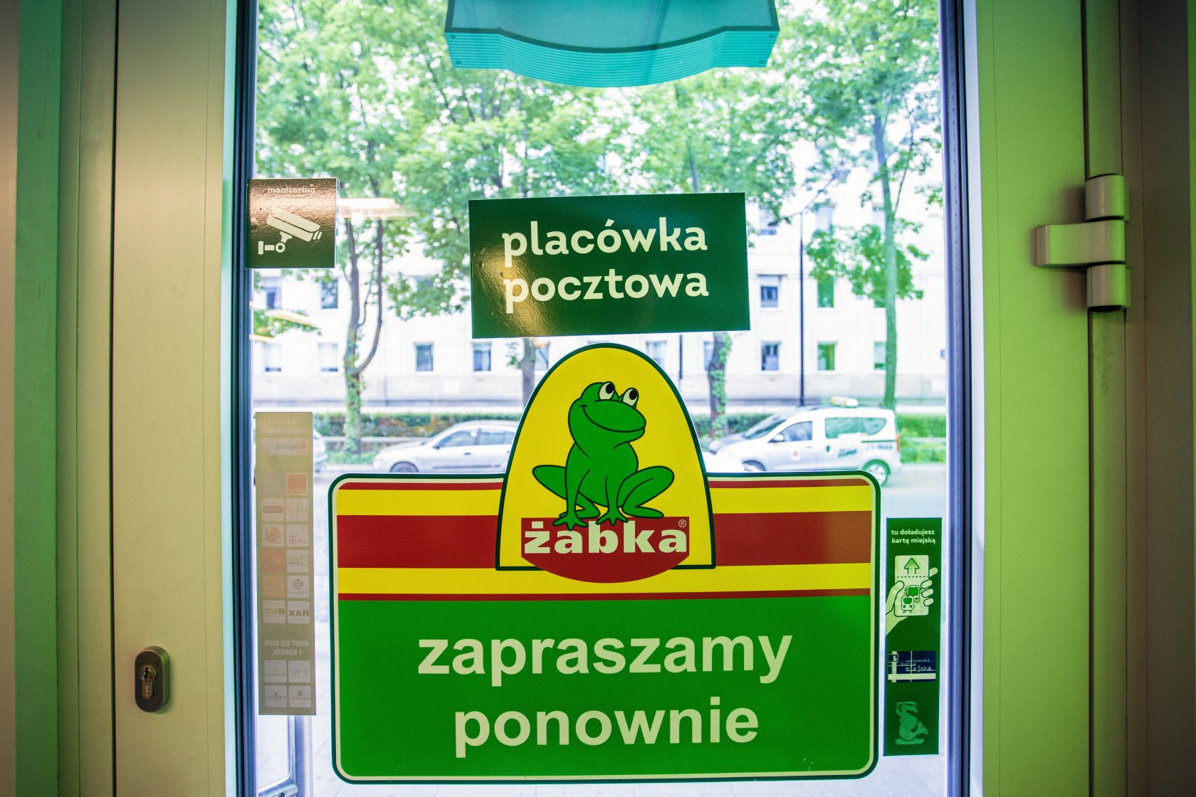 Jak twierdzi poseł Lewicy, setki ajentów Żabki kończy z długami.