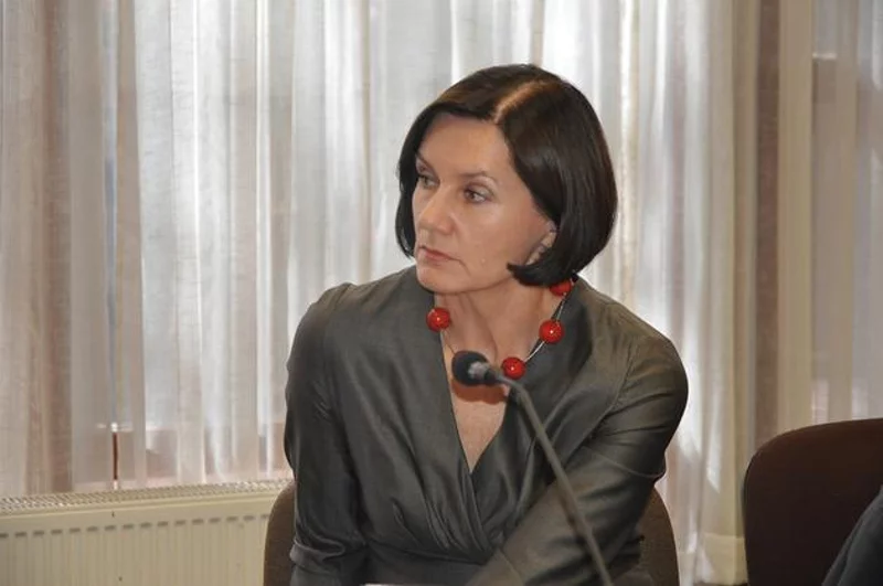 Ewa Grenda to czołowa postać sektora farmaceutycznego w Polsce. Jest prezesem Infarmy i przewodniczącą Platformy Farmaceutycznej Pracodawców RP, a jednocześnie dyrektorem generalnym Roche Polska