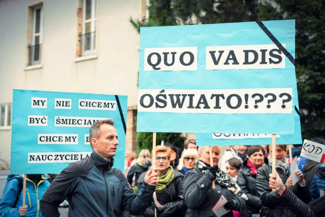 Płace w szkolnictwie stoją od lat, co coraz bardziej irytuje polskich nauczycieli