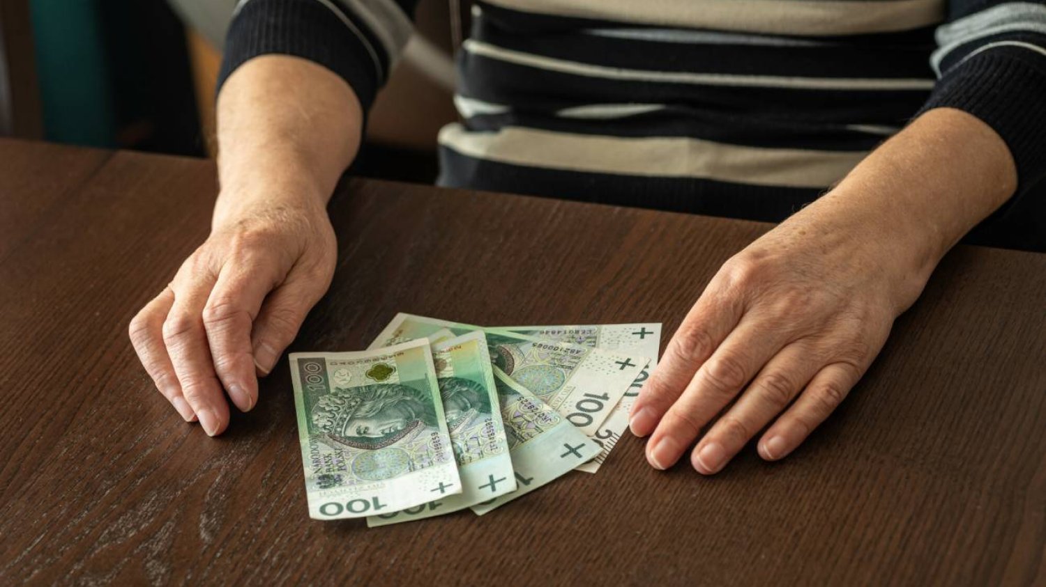 emeryt liczy pieniądze