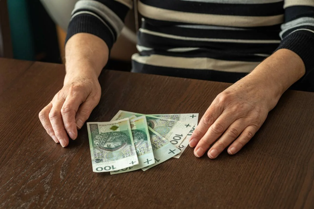 emeryt liczy pieniądze