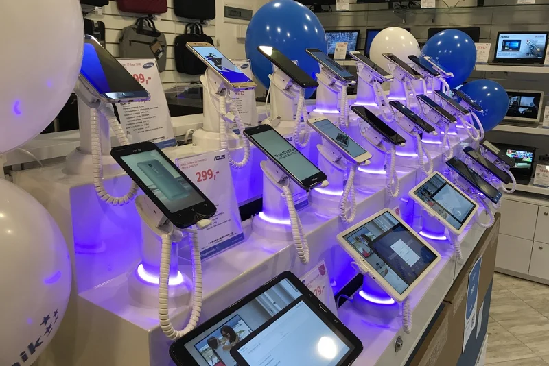 Jak podaje Komputronik, przed świętami największym wzięciem cieszą się komputery, smartfony i tablety.