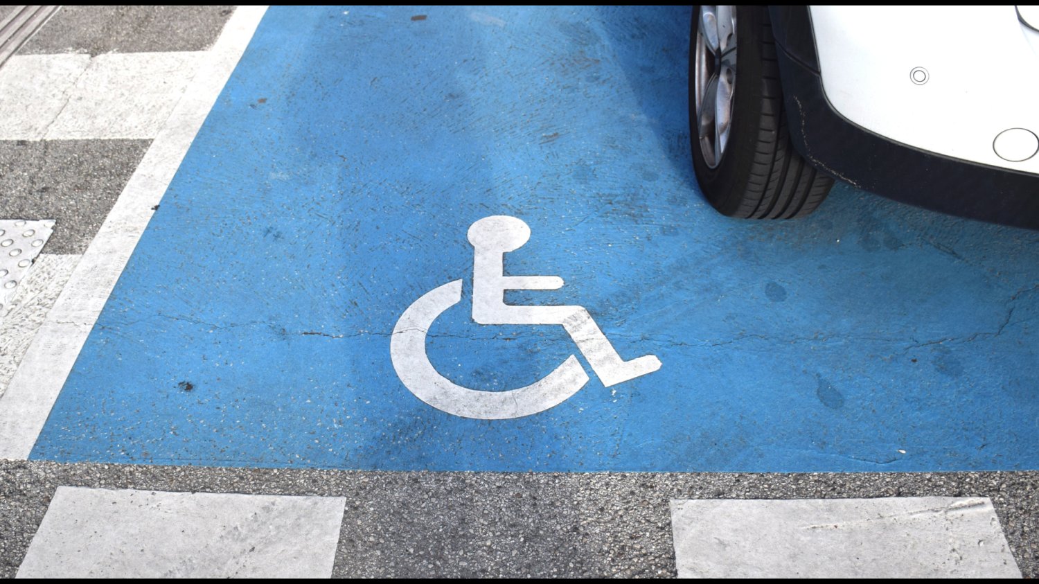 Rewolucja w wydawaniu kart parkingowych dla osób z niepełnosprawnością. Miejsce parkingowe dla osób niepełnosprawnych.