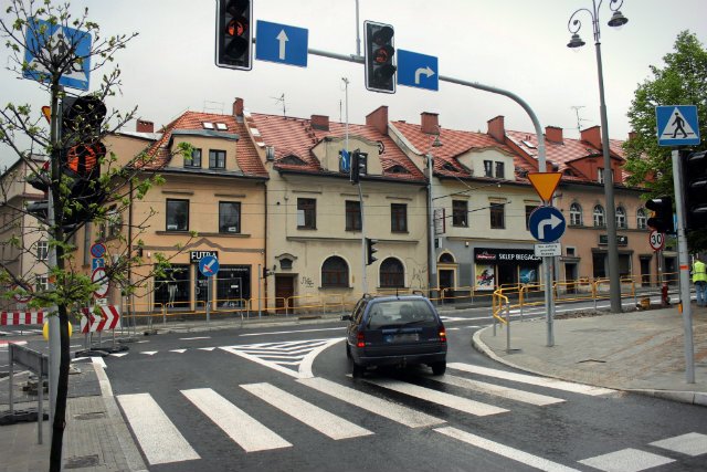 Rzecznik Praw Obywatelskich interweniuje w sprawie kierowców. Ci skarżą się bowiem, że od kilku lat dostają mandaty za przejazd na czerwonym świetle.