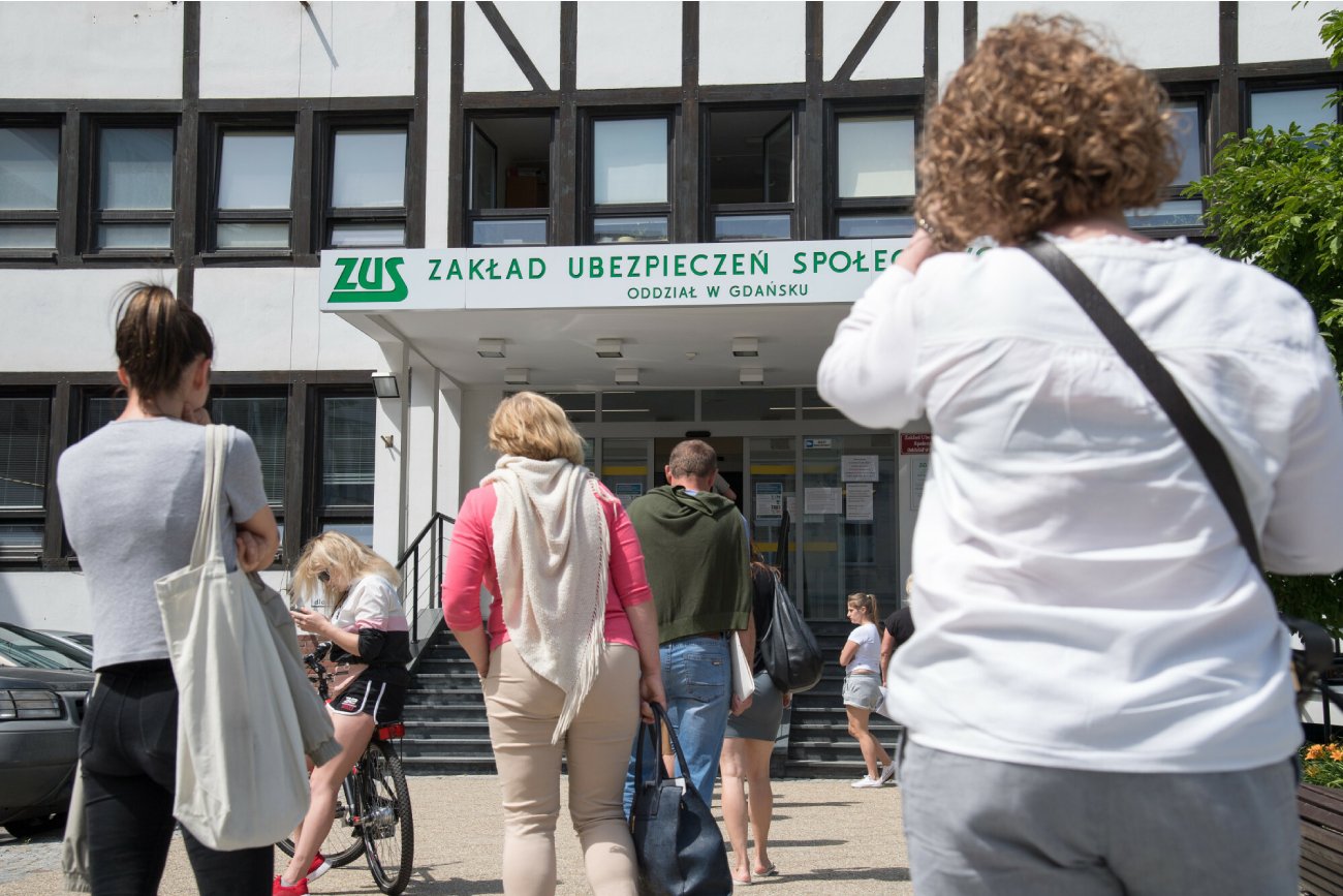 tłum ludzi stoi przed budynkiem w kolejce od ZUS oddział w Gdańsku