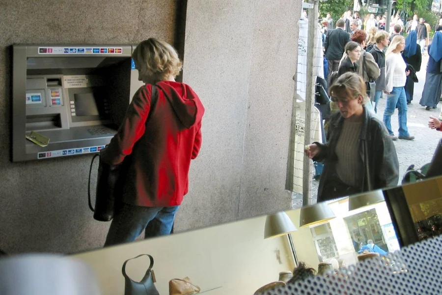 Oszuści próbują złowić ofiary, namawiając do zeskanowania kodów QR z naklejek na bankomatach.