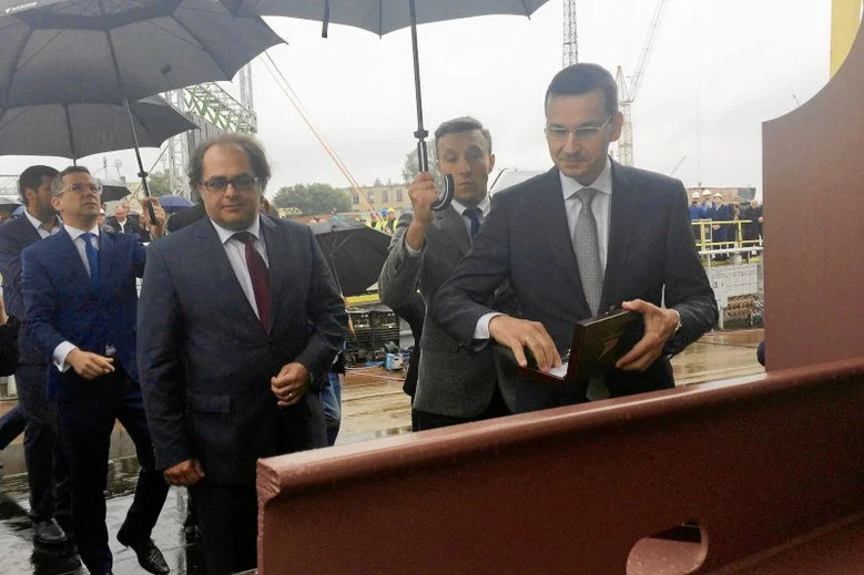 2017 r. – wicepremier w rządzie PiS Mateusz Morawiecki wbija nity podczas uroczystego położenia stępki pod prom dla PZB. Miał to być początek odbudowy przemysłu okrętowego w Szczecinie. Jednostka miała być zwodowana w 2019 roku.