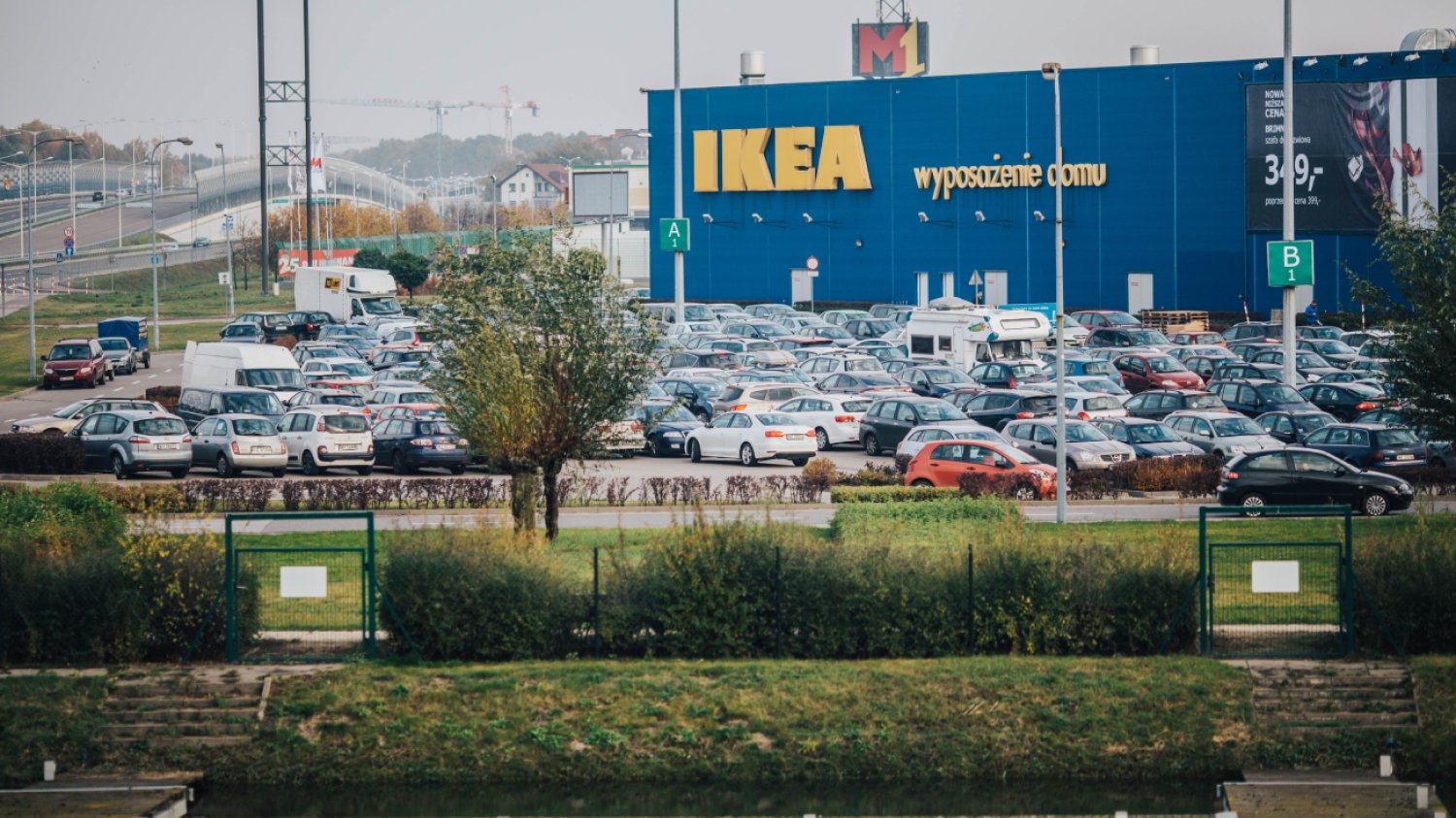 Parking przed sklepem IKEA w Warszawie.