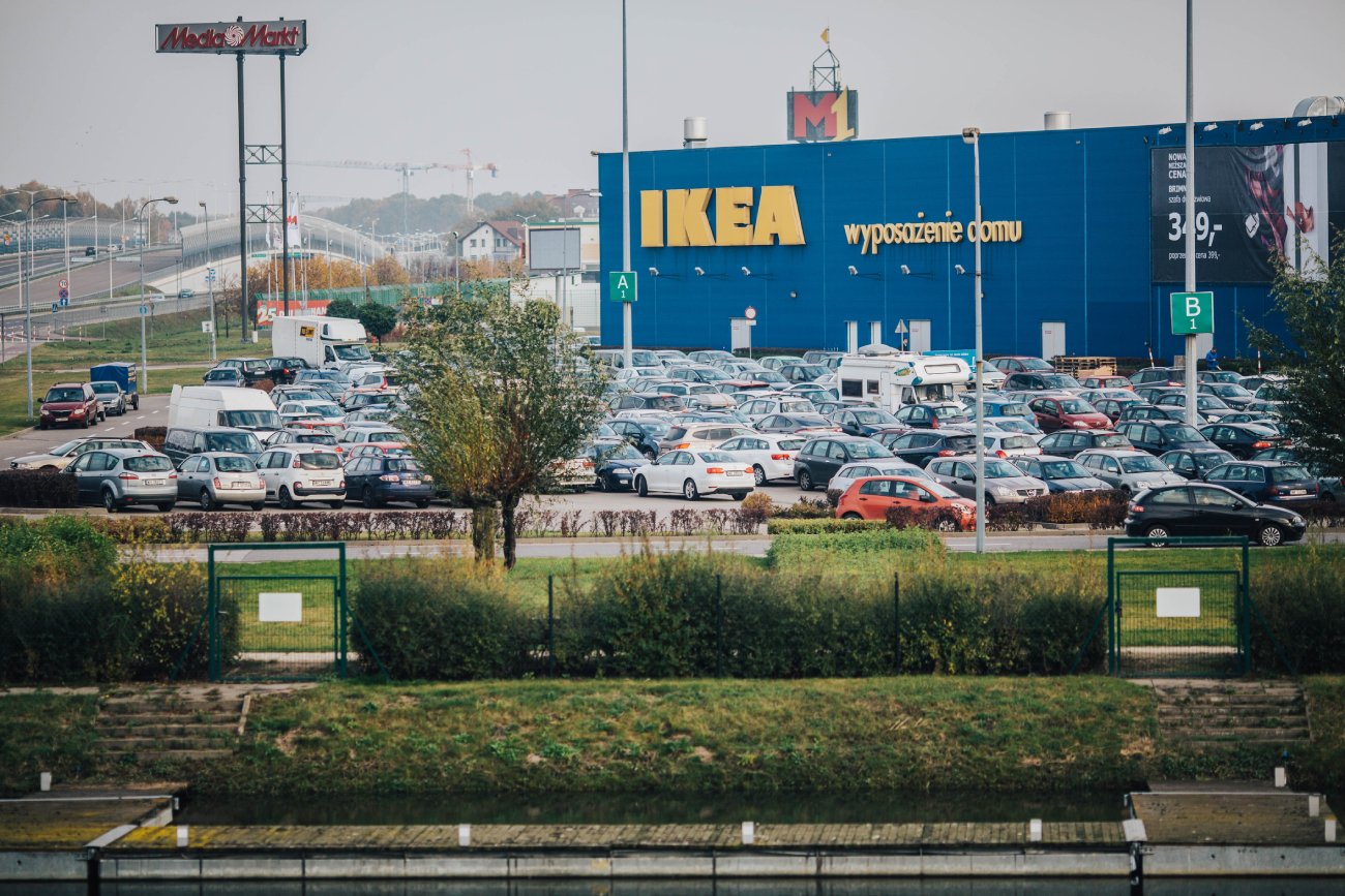 Parking przed sklepem IKEA w Warszawie.