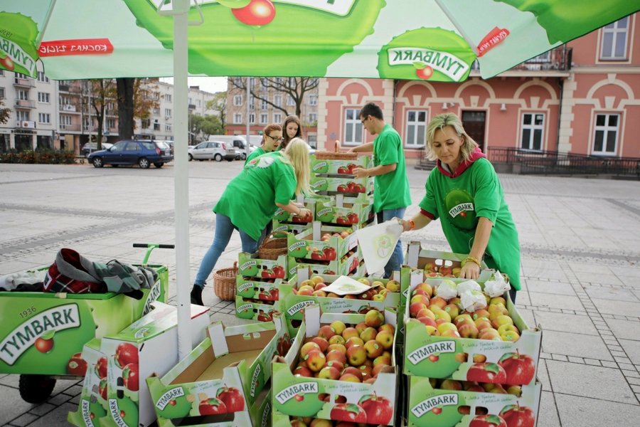 Akcja rozdawania jabłek w Częstochowie.